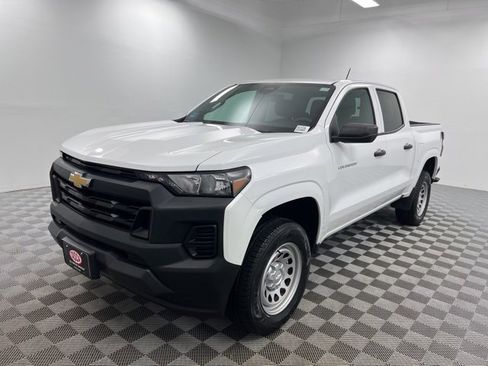 Used 2023 Chevrolet Colorado W/T image 2