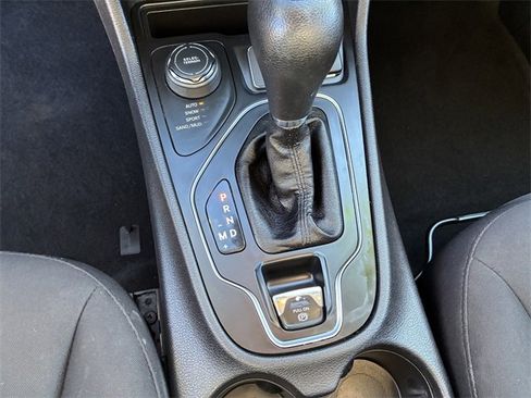 Used 2019 Jeep Cherokee Latitude w/ Popular Appearance Group image 27