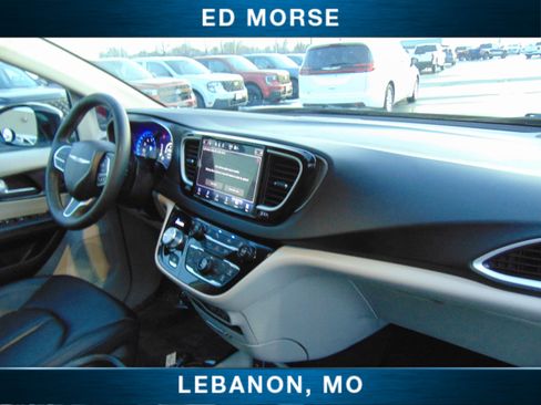 Used 2024 Chrysler Pacifica Touring-L image 15