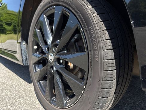 Used 2017 Nissan Sentra SR Turbo w/ SR Midnight Edition FWD image 9