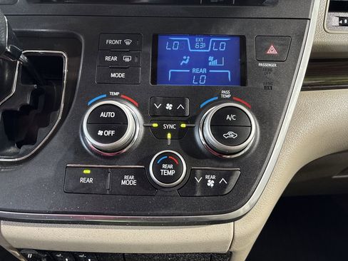 Used 2017 Toyota Sienna XLE w/ XLE Navigation Package image 18