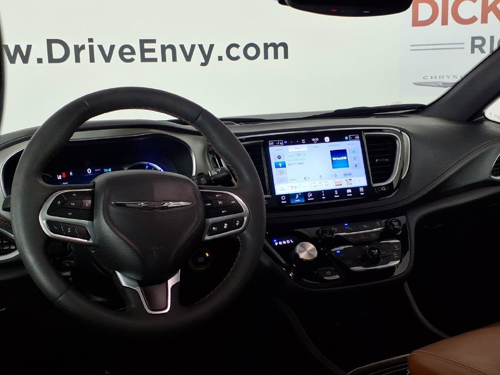Used 2024 Chrysler Pacifica Pinnacle FWD image 10