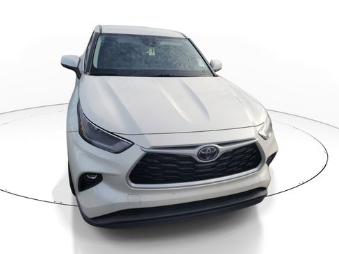 Used 2021 Toyota Highlander LE image 2