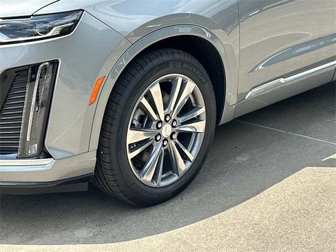 Used 2025 Cadillac XT6 Premium Luxury image 17