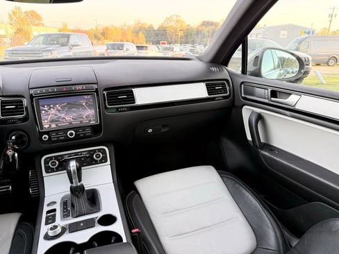 Used 2017 Volkswagen Touareg Wolfsburg Edition image 31