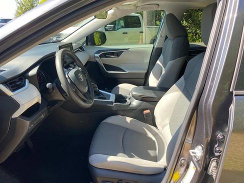 Used 2021 Toyota RAV4 XLE w/ Convenience Package FWD image 11