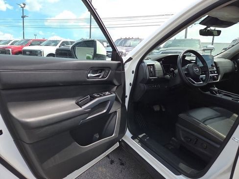Used 2023 Nissan Pathfinder SL AWD/4WD image 7