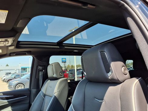 Used 2021 Cadillac Escalade ESV Sport w/ Driver Assist Tech Package AWD/4WD image 17
