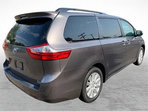 Used 2017 Toyota Sienna XLE Premium AWD/4WD image 3