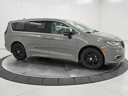 Used 2025 Chrysler Pacifica Select FWD image 7