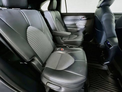 Used 2021 Toyota Highlander XSE AWD/4WD image 26