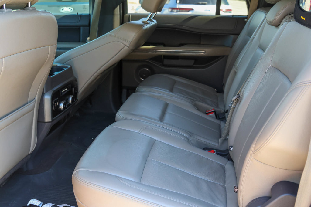 Used 2019 Ford Expedition Max XLT w/ Equipment Group 202A AWD/4WD image 14
