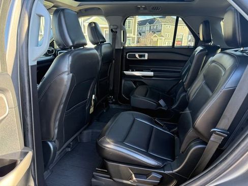 Used 2022 Ford Explorer XLT w/ Equipment Group 202A image 4