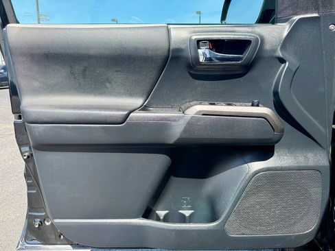Used 2019 Toyota Tacoma TRD Sport AWD/4WD image 28