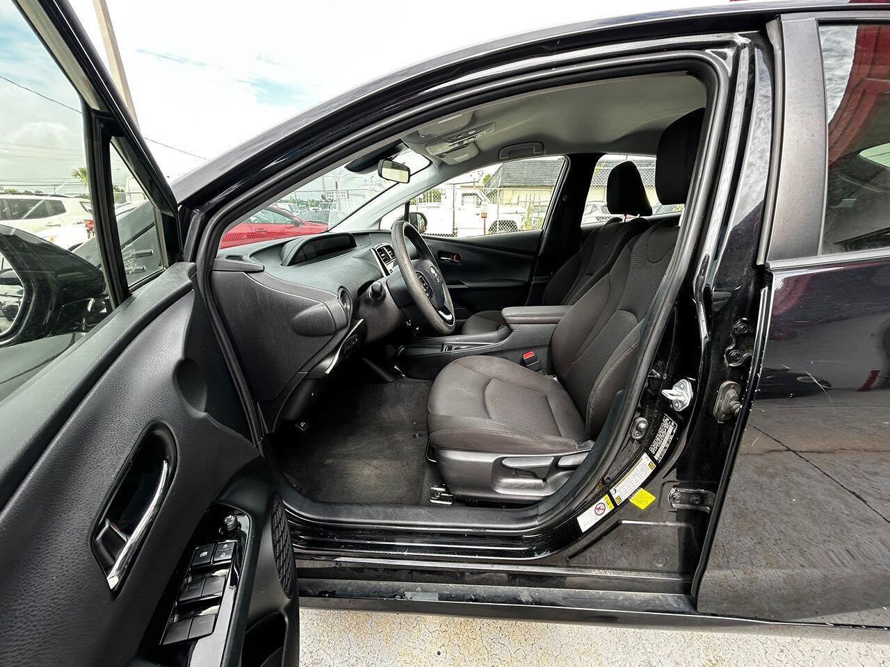 Used 2020 Toyota Prius LE FWD image 3