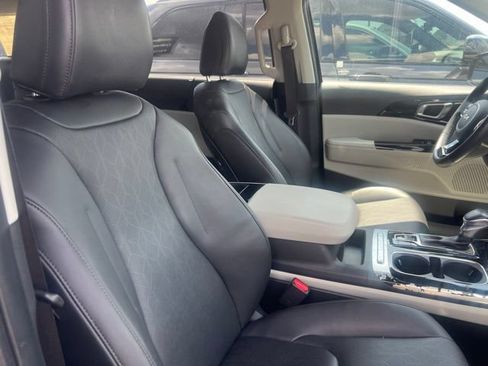 Used 2024 Kia Carnival EX FWD image 8