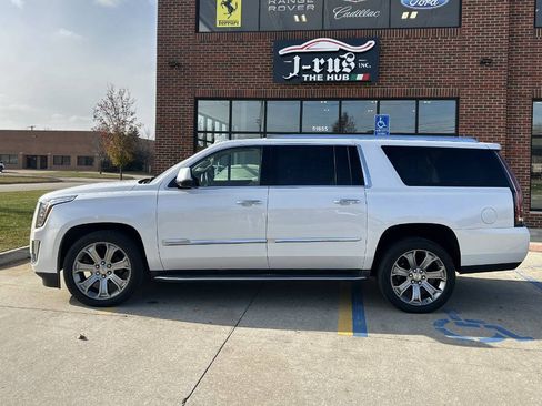 Used 2016 Cadillac Escalade ESV Luxury image 10
