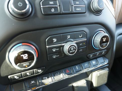 Used 2022 Chevrolet Silverado 1500 High Country w/ Technology Package image 18