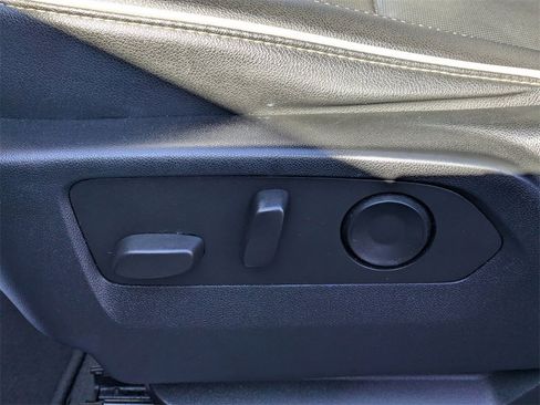 Used 2022 GMC Yukon SLT w/ SLT Premium Package image 18