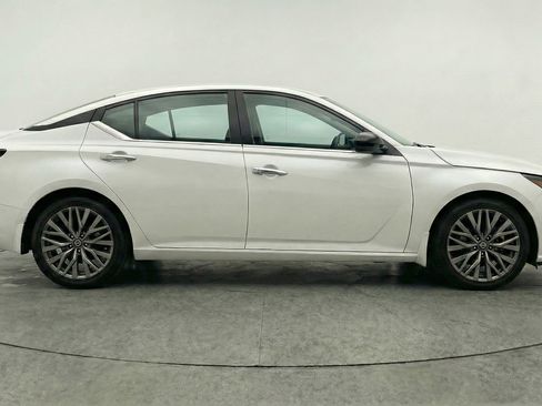 Used 2025 Nissan Altima 2.5 SV image 11