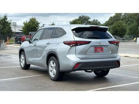 Certified 2025 Toyota Highlander LE FWD image 9