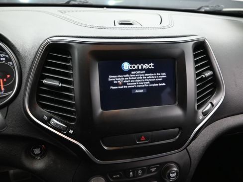 Used 2019 Jeep Cherokee Latitude Plus FWD image 14