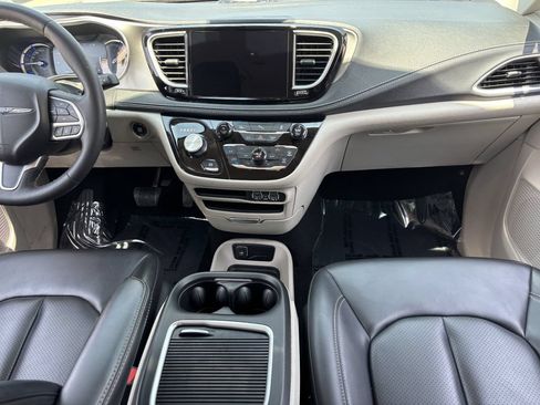 Used 2023 Chrysler Pacifica Touring-L FWD image 13