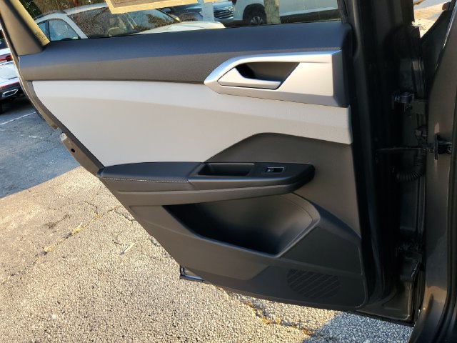 Certified 2026 Volkswagen Taos SE FWD image 19