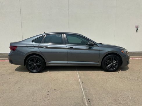 Used 2024 Volkswagen Jetta SE FWD image 8