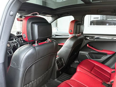Used 2020 Porsche Macan AWD/4WD image 25
