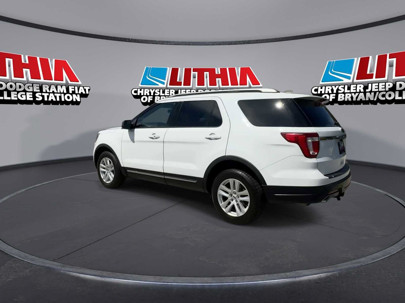 Used 2018 Ford Explorer XLT AWD/4WD image 6