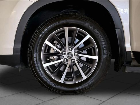 Used 2019 Toyota Highlander XLE FWD image 10