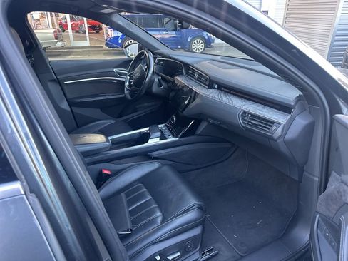 Used 2019 Audi e-tron Prestige w/ Prestige Package AWD/4WD image 5
