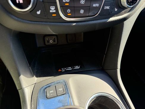 Used 2018 Chevrolet Equinox Premier image 36