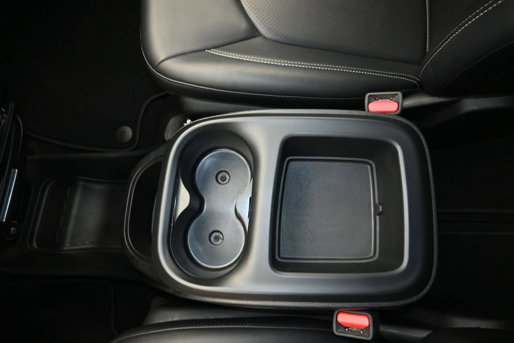 Used 2025 Chrysler Pacifica Select FWD image 18