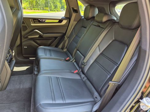 Certified 2024 Porsche Cayenne AWD/4WD image 20
