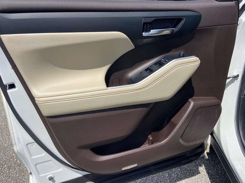 Used 2022 Toyota Highlander XLE FWD image 15