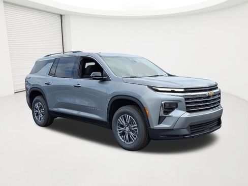 New 2025 Chevrolet Traverse LT image 2