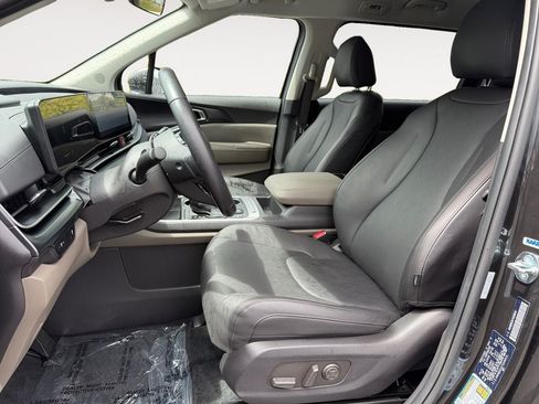 Used 2026 Kia Carnival FWD image 6