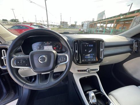 Used 2019 Volvo XC40 T4 Inscription FWD image 11