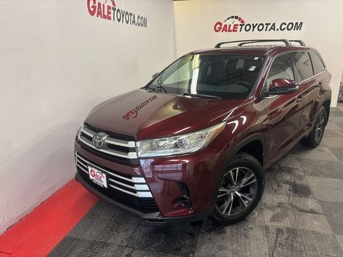Used 2017 Toyota Highlander LE image 3