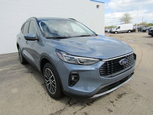 Used 2025 Ford Escape SE w/ PHEV Premium Package FWD image 8