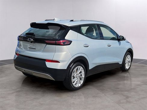 Certified 2023 Chevrolet Bolt EUV LT image 4
