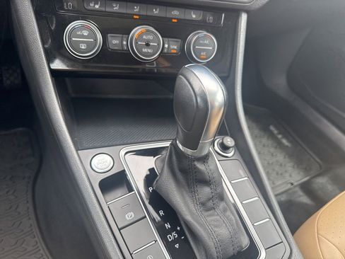 Used 2019 Volkswagen Jetta SE w/ Cold Weather Package FWD image 17