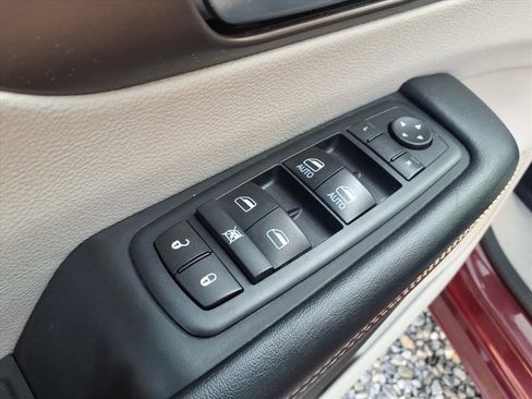 Used 2017 Chrysler Pacifica Touring-L w/ Tire & Wheel Group image 18