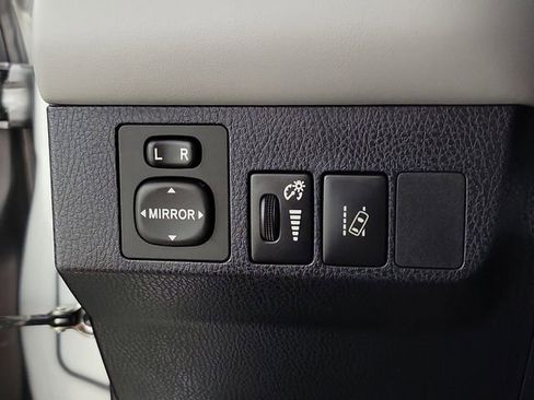 Used 2018 Toyota RAV4 Limited FWD image 24