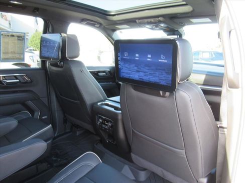 Used 2025 Chevrolet Suburban Premier image 13