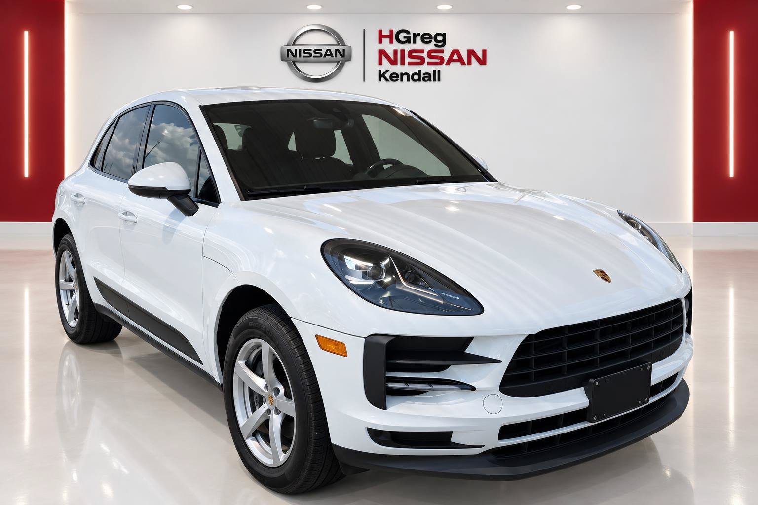 Used 2021 Porsche Macan w/ Premium Package AWD/4WD image 3