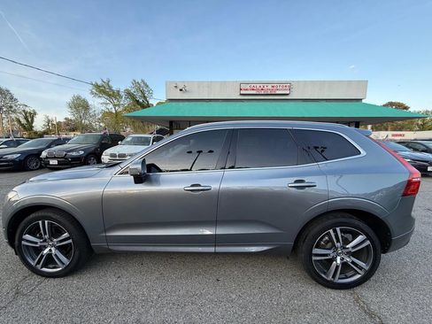 Used 2018 Volvo XC60 T5 Momentum w/ Vision Package image 2