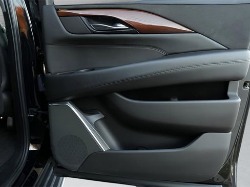 Used 2020 Cadillac Escalade ESV 4WD image 36